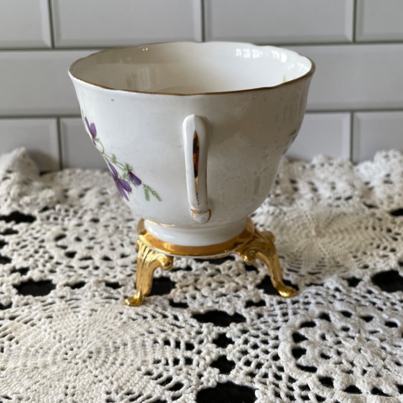 Purple Violets Colclough brand Tea Cup and Saucer Bone China / G665 / pattern # - Picture 7 of 10